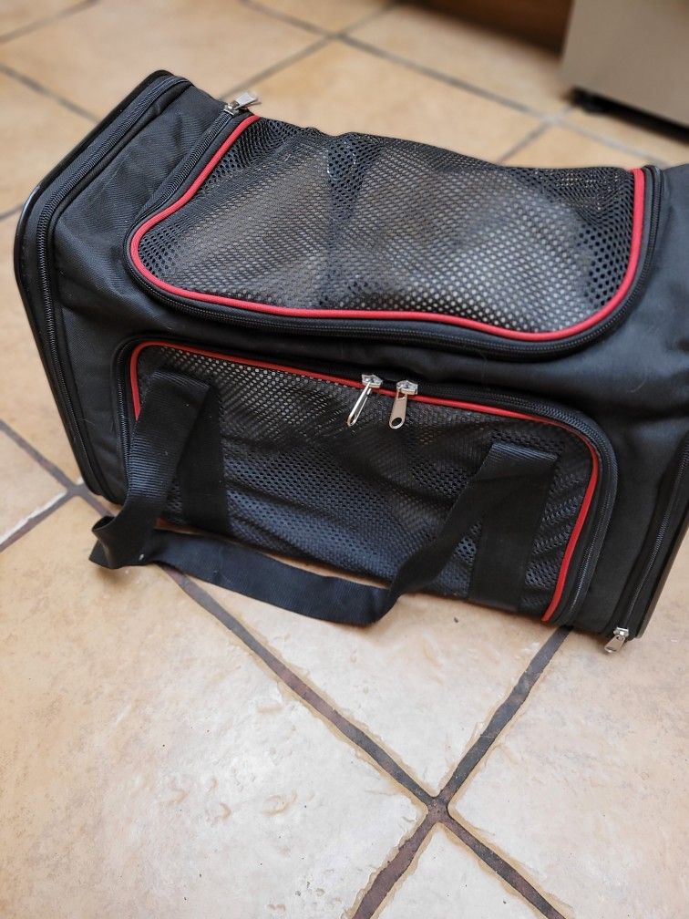 A-4 PET SOFT-SIDED SMALL ANIMAL CARRIER