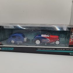 Maisto Design Tow & Go 1932 Ford Roadster and Travel Trailer Diecast 