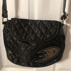 Anaheim Ducks Ladies Crossbody Purse With Logo .  Size 11 inches wide and 8 inches long without strap.  The strap is adjustable.  Preowned Very Good C