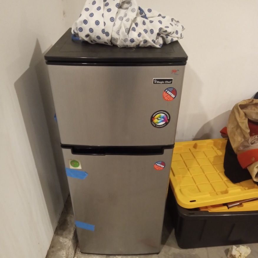 Magic Chef Mini Fridge In Mid Condition 