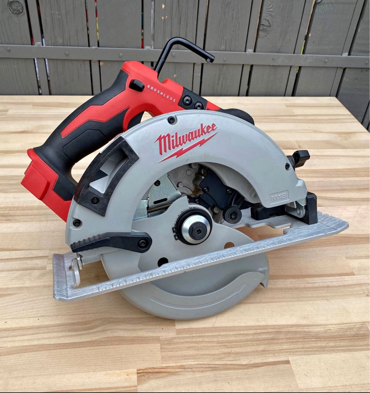 Milwaukee M18 18V Lithium-Ion Brushless Cordless 7-1/4 in. Circular Saw (Tool-Only)