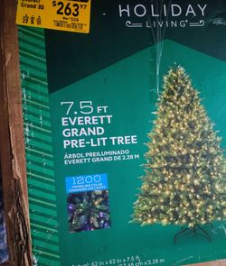 7.5 Pre-Lit Everette Tree