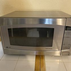 GE Microwave . Large Model