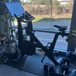 Peloton With Mat And Shoes Size 10 And 11 Men’s 