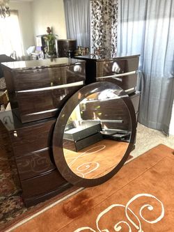 Wooden 6 Drawers Dresser And Mirror((59”L,18” D,,32” H ))   And 2 Nightstands ((24”L,16”D,16.5”H)$