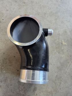 Turbo Inlet Manifold Intake Elbow for Chevy Silverado GMC Sierra 6.6L Engines