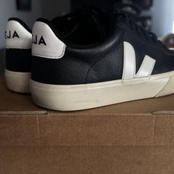 Veja Sneakers Size 5 Women (its Size 6) 
