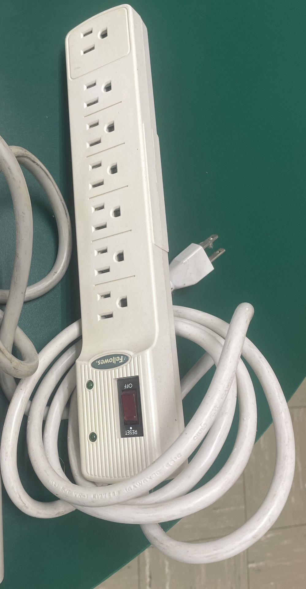 Fellowes 7-Outlet Basic Home/Office Surge Protector