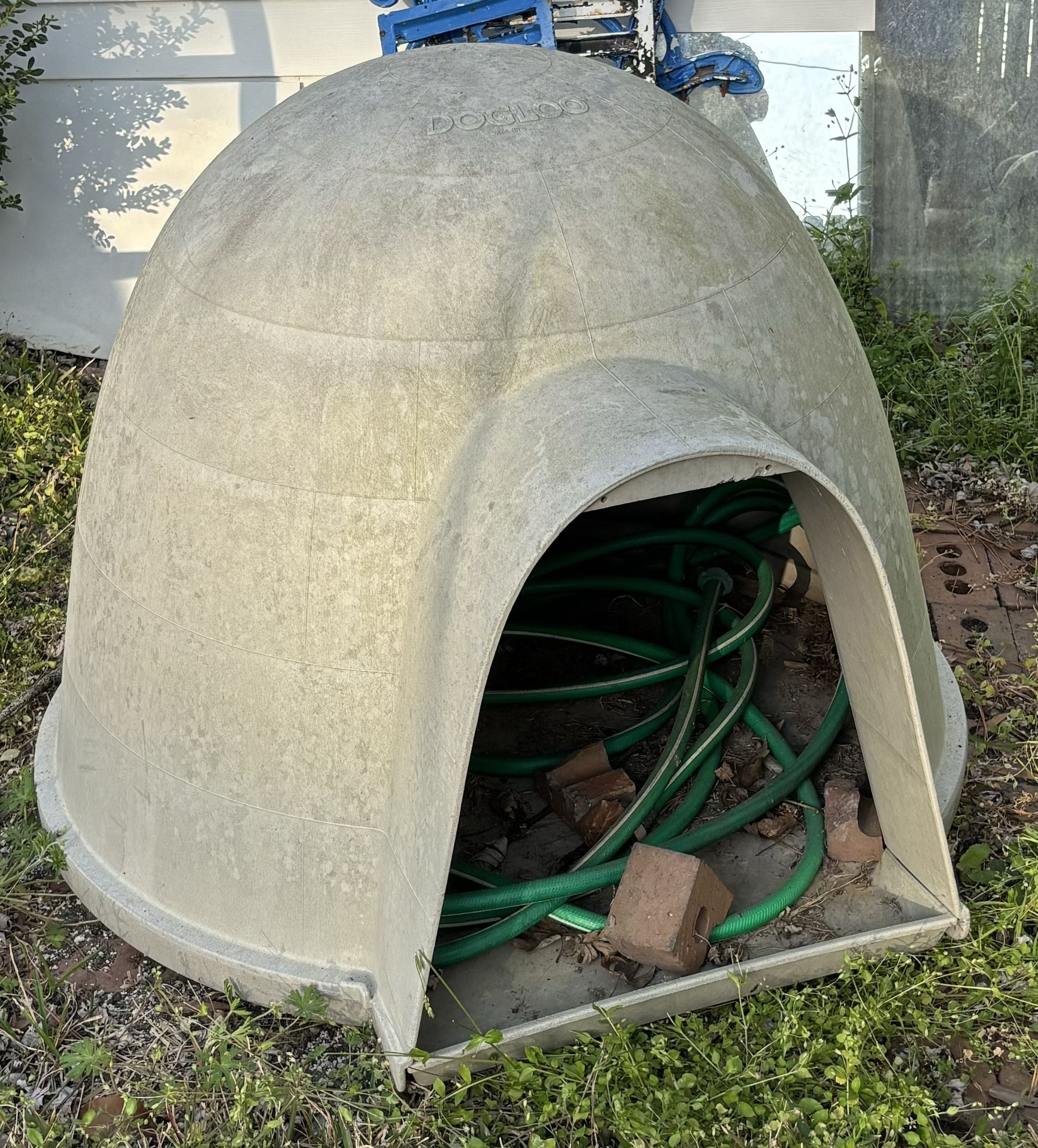 Large Dog house Igloo 