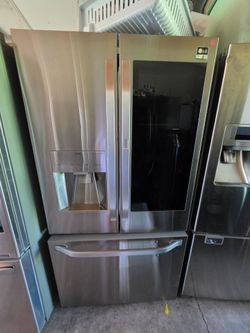 LG STUDIO STAINLESS STEEL COUNTER DEPTH INSTAVIEW FRENCH DOOR REFRIGERATOR ICE AND WATER DISPENSER / craft ice