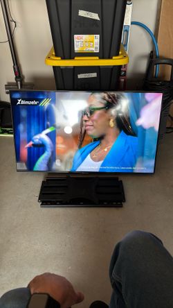 Samsung 43 TV And Wall Mount 