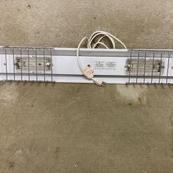 Shop Light. Plug In Cord. Pull Chain On/Off