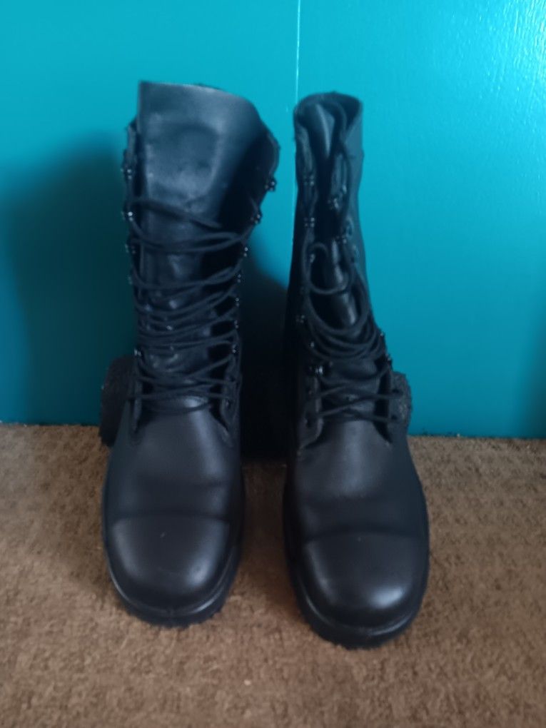 BLACK BOOTS SIZE 9