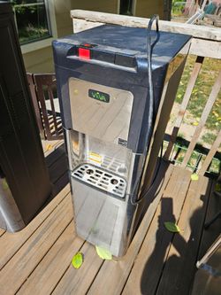 Hot cold water dispensor
