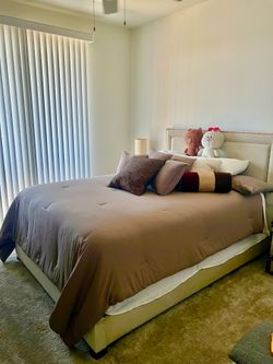 Gorgeous & Stylish Complete Queen Bed Se! MUST GO👉This weekend!