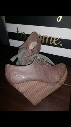 Tan / Brown wedged she's/ booties