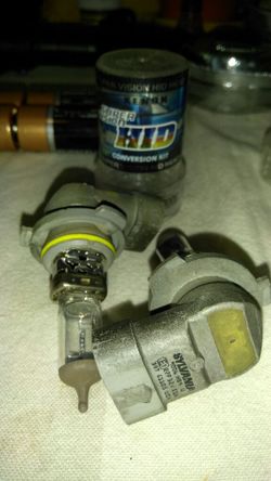Acura Integra (2) Sylvania head light bulbs