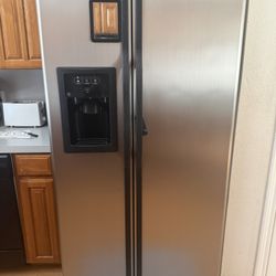 GE -Working Refrigerator -Stainless Steel