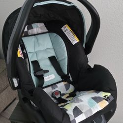 Baby Trend Car Seat.                                                    Asiento De Bebé 