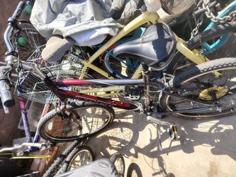 Maroon Trek Navigator 200 hybrid comfort bike.