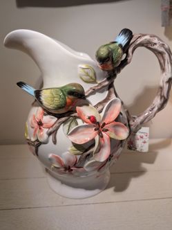 Brand new Corner Ruby botanical pitcher. Start Christmas shopping now🎄A person in your life that loves gardening / decor is going to love this 🎄