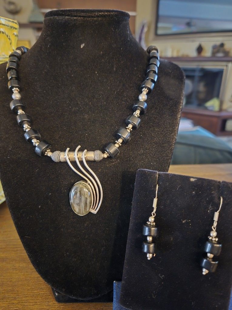 Beautiful Artisan Crafted Nk.& Earrings