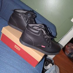 New Levis Black Boots
