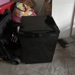 Insignia Mini Fridge 2.6 Cu. Ft. 
