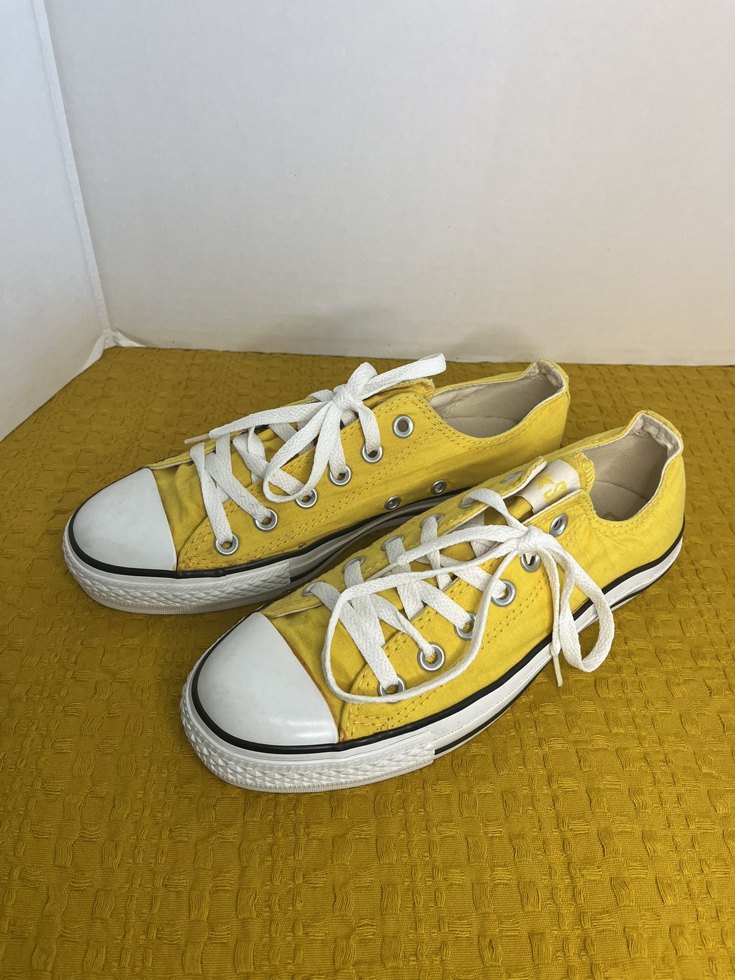 CONVERSE SHOES  M6.- W 8. 