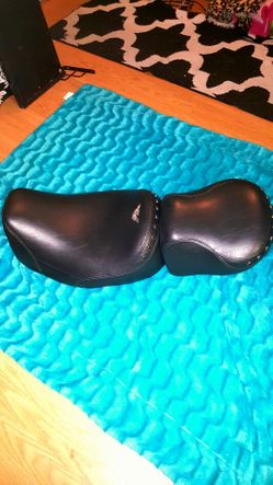 Harley Davidson tourning seat..fits 98 and up...like new!