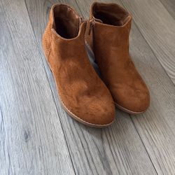 Girls Cat And Jack Brown  Suede Ankle Boots 1