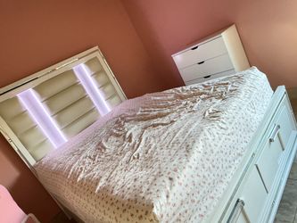 Queen bed 500 include mattress and night stand
