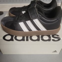 Boys/Girls Adidas Tennis Shoe Size 11