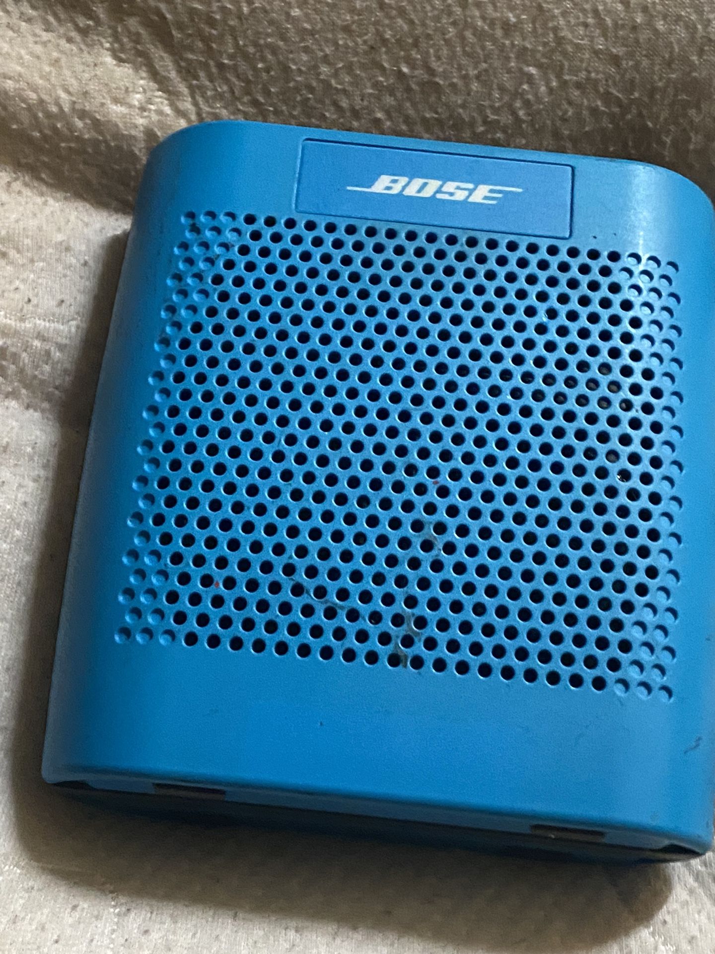 Display only Bose SoundLink Color Portable Speaker System - Blue model 415859 does not connect to Bluetooth. When you plug-in get to power it will tur