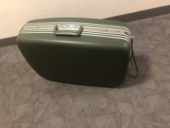 Green Vintage Classic Luggage With 4 Wheels