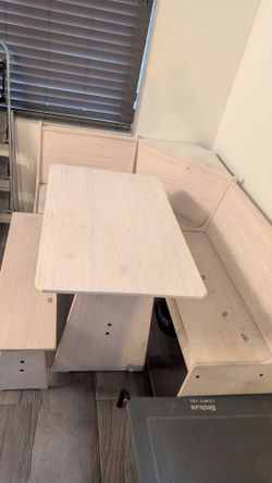Corner table