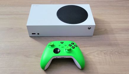 Xbox Series S w/ Controller