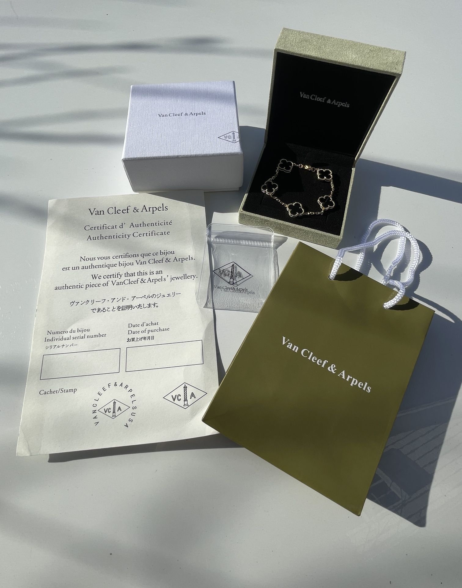 Vintage Alhambra bracelet (5 motifs 18K yellow gold, Onyx)