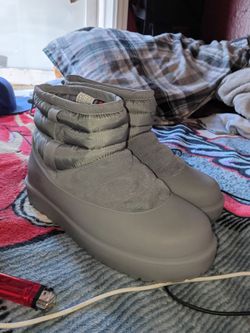 Men's size 9 pull up ugg weather boots