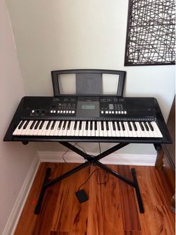 Yamaha PSR-E423 61-Key Keyboard + Stand & Sustain Pedal – Excellent Condition