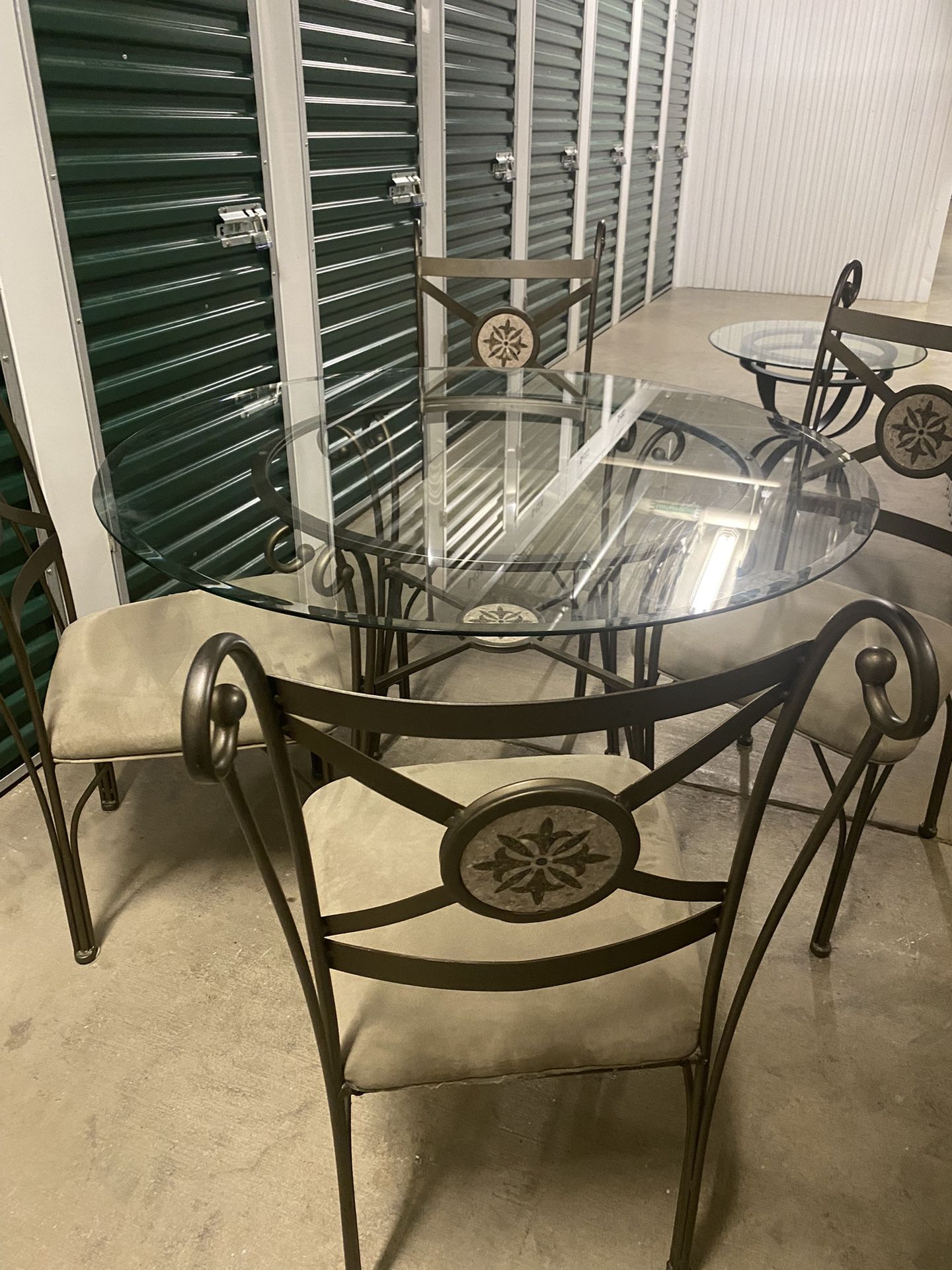 Dining Table With 4 Chairs Like New 