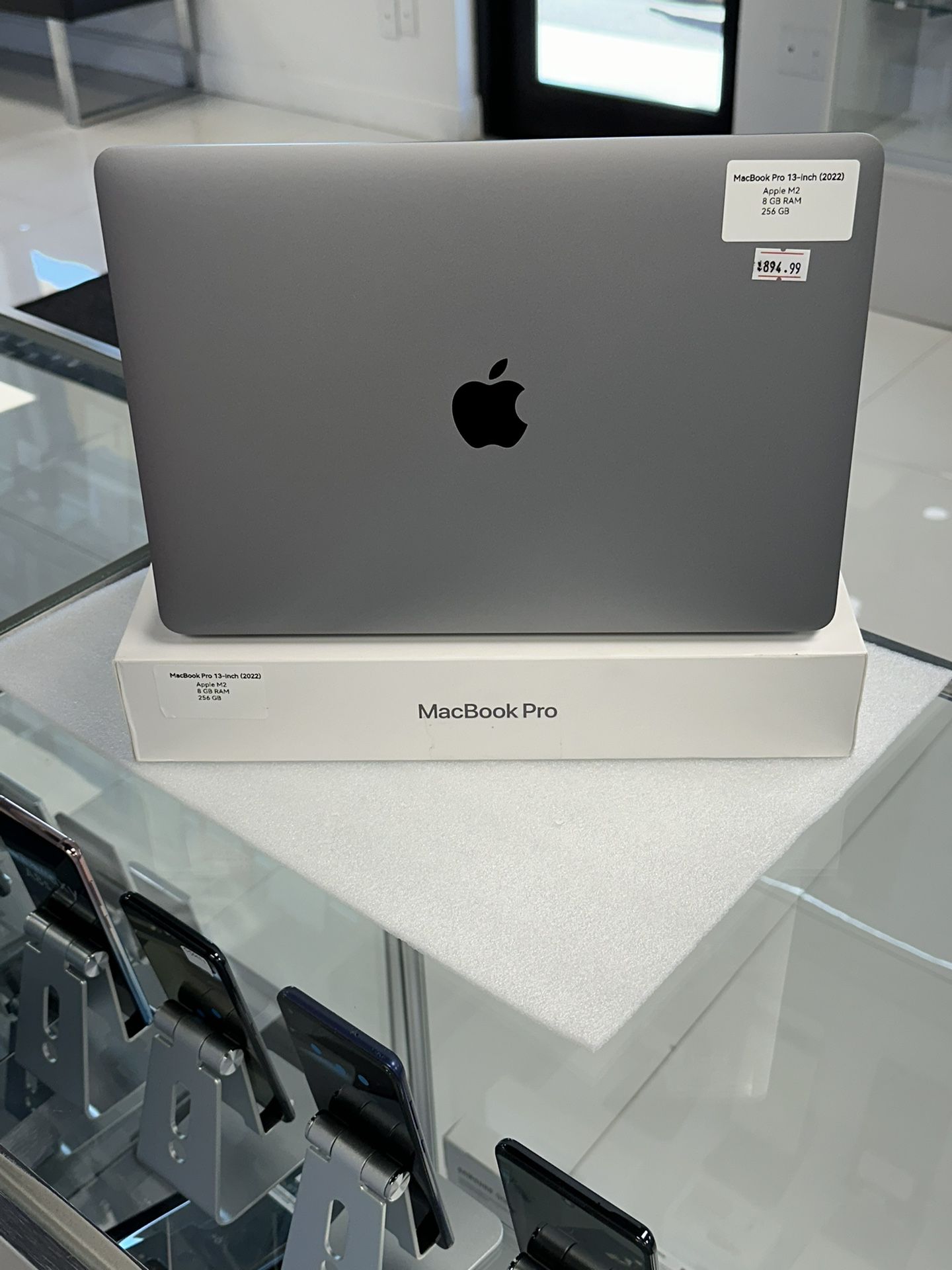 MacBook Pro 13-inch  (2022)   256 GB  M2