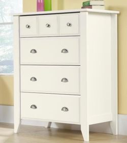 White 4-Drawer Chest / Dresser – Great Condition