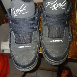 NIKE AIR JORDAN BLACK SIZE 4Y YOUTH