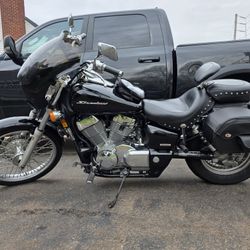 Honda Shadow 750cc- Cobra pipes, Bluetooth, mustang seat, driver back rest, Bullet fairing