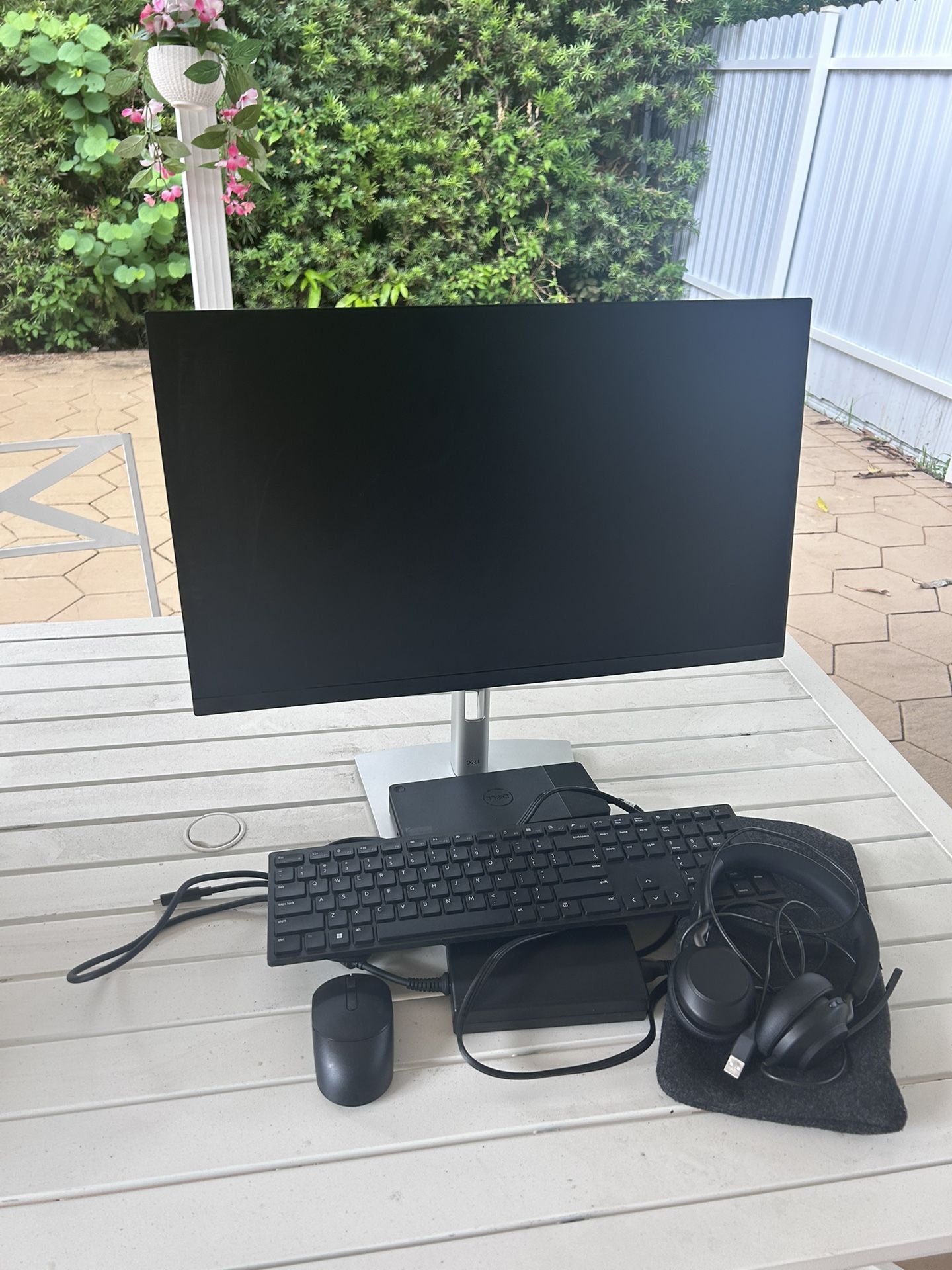 Dell Computer With Keyboard, Mouse, And Headset 