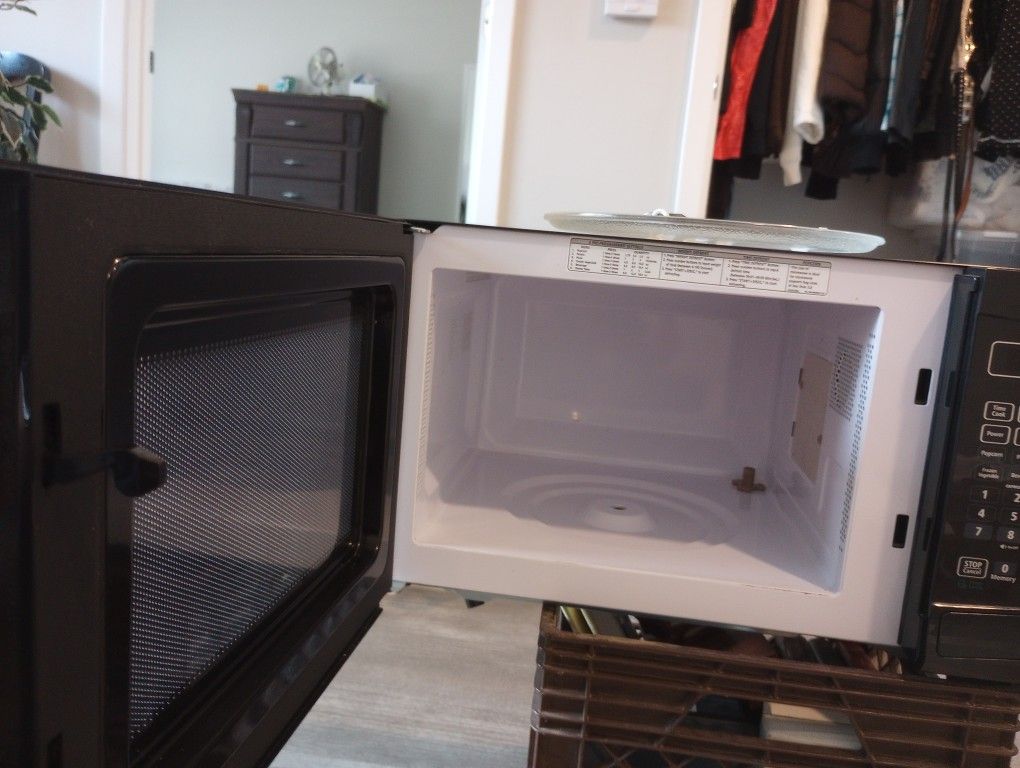 Insignia Microwave