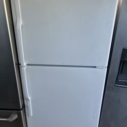 GE upper Freezer “white” Refrigerator 