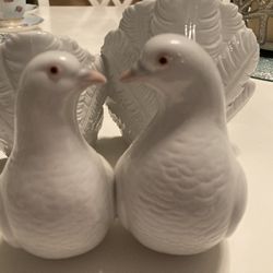 Lladro Collectible Figurine, “Kissing Doves”