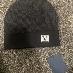 loui v beanie
